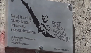 Namesto grafita zdaj spominska plošča: Na tej fasadi je "demokracija" prebarvala svobodo izražanja #video