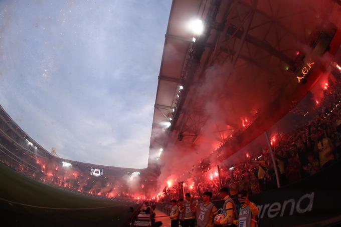 Grški prvka AEK Atene je imel bučno podporo navijačev. | Foto: Guliverimage
