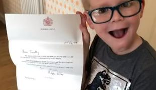 Kraljica odpisala sedemletnemu fantku