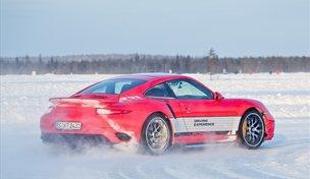 Porschejeva poučna ledena lekcija vozniški samozavesti