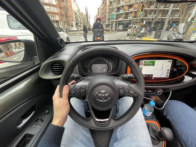 Počutje za volanom je zelo pozitivno. To je posledica kakovostnega volanskega obroča iz yarisa, priročnih gumbov in tudi dobre preglednosti na cesto.  | Foto: Gregor Pavšič