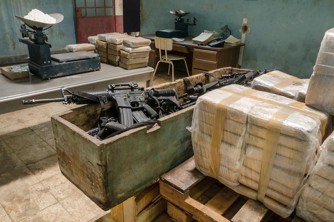 Orožje, droge | V sredinih racijah so pripadniki Europola zasegli 148.000 evrov gotovine, 18 kosov strelnega orožja, 2512 kosov streliva in 500 gramov eksploziva z daljinskimi detonatorji. Poleg tega so zasegli tudi več kot 15 kilogramov kokaina, 11 kilogramov heroina, tri kilograme amfetamina, sedem kilogramov marihuane in deset kilogramov hašiša, pa tudi uniforme organov pregona in ponarejene osebne dokumente. (Fotografija je simbolična.) | Foto Shutterstock