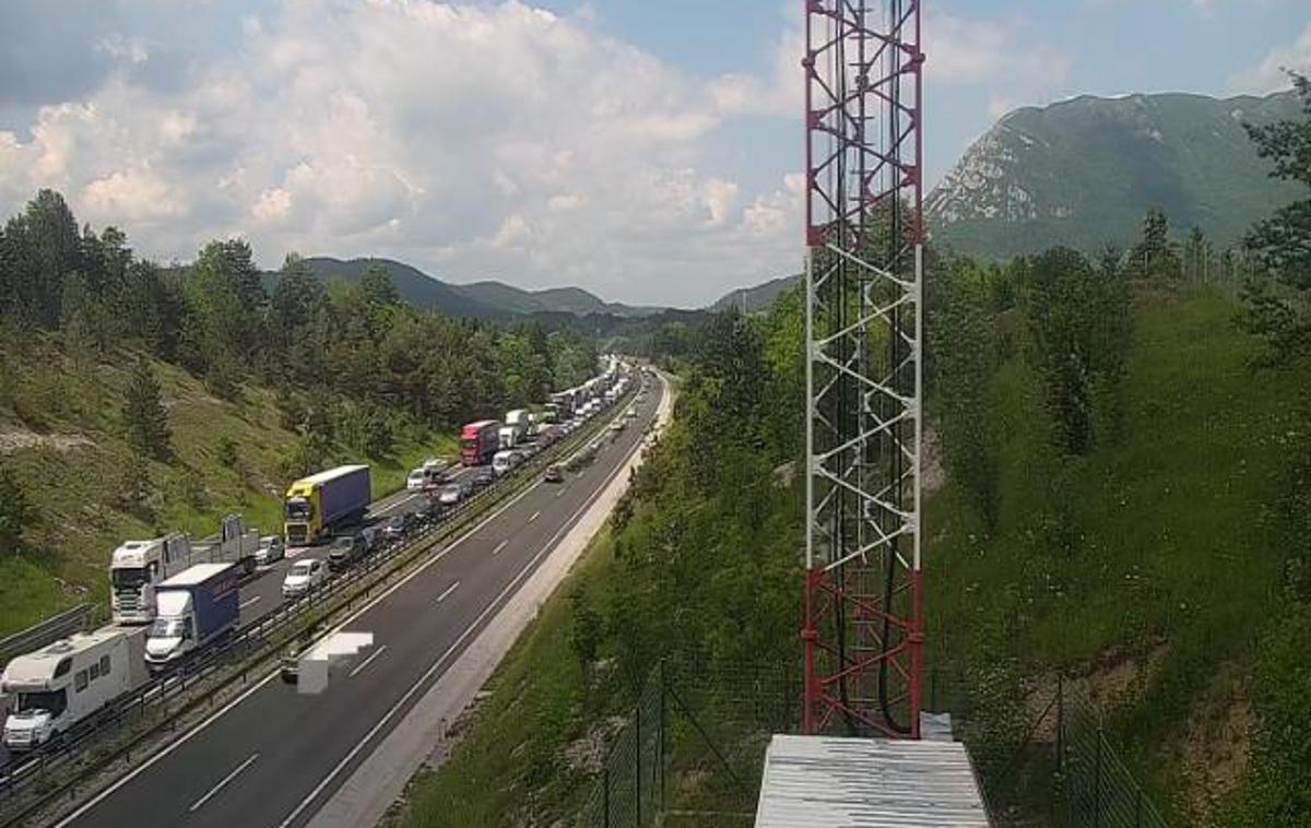 nesreča, primorska avtocesta | Cestna kamera: A1/E61/E70, Ljubljana-Koper, Razdrto-Postojna I.  | Foto DARS