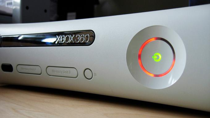 Microsoftov Xbox 360 velja za eno najboljših igralnih konzol vseh časov, a predvsem zaradi ponudbe iger, ne tehnične briljantnosti. Prva serija Xboxa 360 je namreč imela številne težave, na katere je uporabnika opozoril tako imenovani rdeči krog smrti. Ko so se okrog gumba za vklop konzole prižgale tri rdeče lučke, je konzola sporočala, da je nekaj hudo narobe in da potrebuje popravilo. To se je dogajalo zelo pogosto - različni viri ocenjujejo, da je ob spremljavi rdečega kroga smrti odpovedalo od 24 do kar 54 odstotkov vseh konzol prve serije Xboxa 360. Foto: Unilad | Foto: 
