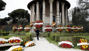 Zaradi nevzdržnih razmer v Rimu protestirali pogrebniki