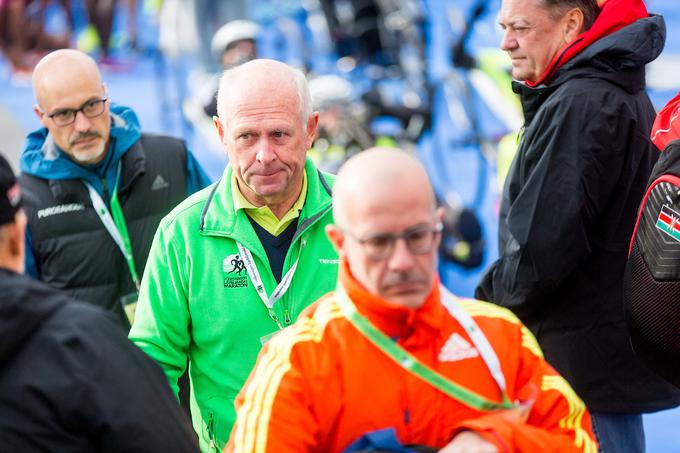 Med maratonom je ugledni funkcionar, ki je vrsto let delal tudi na AZS, vselej v akciji. | Foto: Žiga Zupan/Sportida