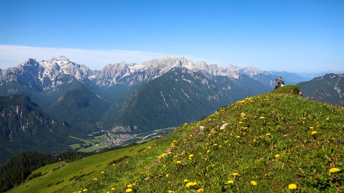 Dovška Baba (1.891 m) s pogledom na Mojstrano in osrčje Julijskih Alp | Foto: Matej Podgoršek