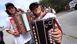 Slovenci postavili svetovni rekord v igranju harmonike