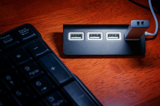 Podaljšek (ali USB hub) poveča uporabnost enega izhoda USB, saj ga razdeli na štiri, pet, sedem izhodov. | Foto: Thinkstock