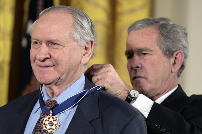 William Safire (levo) je leta 2006 prejel predsedniško medaljo svobode (okrog vratu mu jo je obesil takratni predsednik ZDA George Bush mlajši), najvišje odlikovanje, ki ga v ZDA lahko dobi civilist. Umrl je leta 2009.  | Foto: Reuters