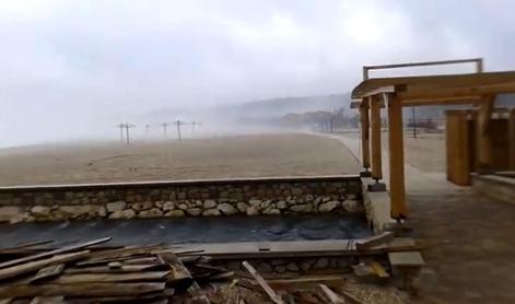 Najbolj žurerska plaža na Hrvaškem v primežu burje (video)