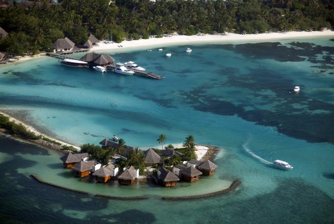 Pogled na atol Male, turistični paradiž na Maldivih, kjer večina prebivalstva (400 tisoč jih je) živi od turizma in ribištva. Predsednik Maldivov Mohamed Nasheed opozarja na nevarnost globalnega segrevanja, ki je resna grožnja otočju. Že dve stopinji bolj razgreto ozračje bi lahko ogrozilo obstoj koral in otočkov. | Foto: Reuters