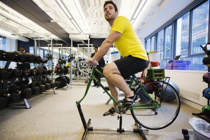 Zelo dobro opremljen fitnes center v Torontu, kjer ima Google največjo pisarno v Kanadi. Gonjenje tega kolesa poganja električni mešalnik za pripravo smutijev.  | Foto: Reuters