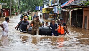 Poplave v Indiji zahtevale že več kot 350 smrtnih žrtev