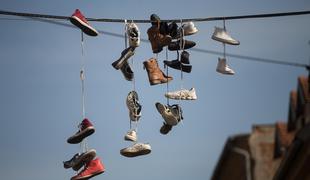 Veste, zakaj po Ljubljani z žic visijo čevlji?