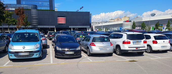Vozniki v Ljubljani parkirajo zelo različno, a le manjši del jih parkira vzvratno. | Foto: Gregor Pavšič