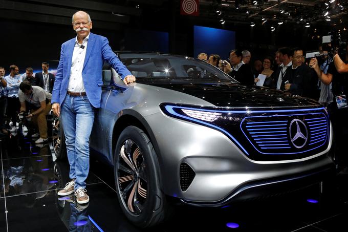 Sproščeni predsednik Daimlerja Dieter Zetsche ob svojem novem avtomobilu. To je študija EQ, ki napoveduje električni crossover. Poganjata jo dva elektromotorja, ki imata skupno moč 300 kilovatov, avtomobilu pa omogočata 500 kilometrov dosega. | Foto: Reuters
