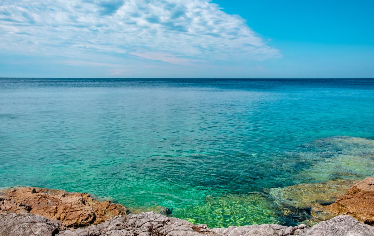 Jadransko morje | Hrvaški hidrometeorološki zavod je zaradi vročinskega vala danes izdal rdeče opozorilo za celotno obalo. | Foto Shutterstock