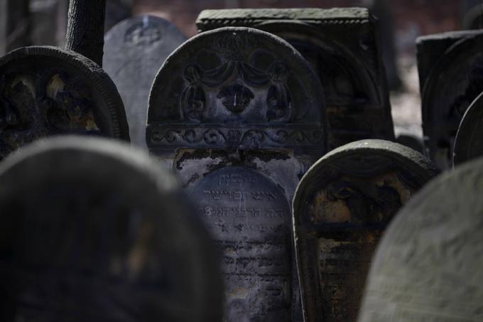 To je največje židovsko pokopališče v Evropi. Tam je bilo od 15. stoletja, ko so ga odprli, do konca 18. stoletja pokopanih toliko ljudi, da so jih morali pokopati dobesedno enega nad drugim. Pokopališče ima tako kar 11 slojev posmrtnih ostankov pripadnikov judovske vere. | Foto: 