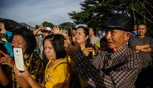 Turisti oblegajo jamo, iz katere so rešili tajske dečke