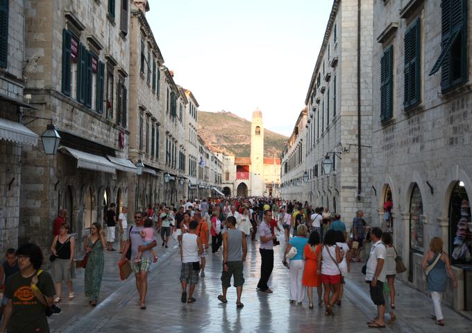 Stradun, osrednja ulica starega mestnega jedra Dubrovnika | Foto: Bojan Puhek