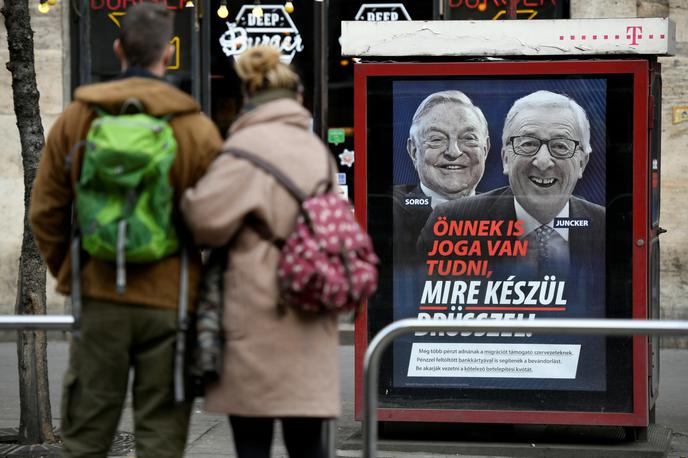 Jean-Claude Juncker in George Soros | Madžarska vlada je sporočila, da bo prihodnji teden zamenjala sporne protievropske plakate. | Foto Reuters