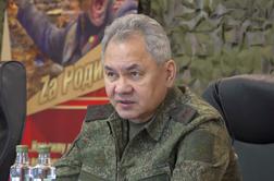 Ruski obrambni minister obiskal vojake v Ukrajini in jim podelil medalje