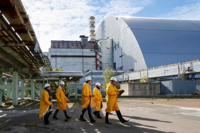 Takole je danes videti černobilska jedrska elektrarna. Velika srebrna stvar v ozadju je nova zaščitna kupola, ki preprečuje uhajanje radioaktivnih snovi iz tako imenovanega sarkofaga, ki so ga leta 1986 prav tako zgradili zato, da bi zajezil sevanje iz uničenega jedrskega reaktorja.  | Foto: Reuters