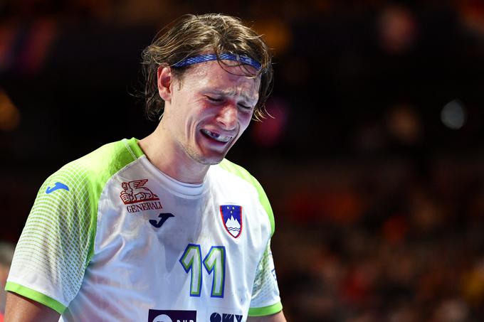 "Na takšen način se v finale ne da," je bil po tekmi izjemno razočaran slovenski kapetan Jure Dolenec. | Foto: Reuters