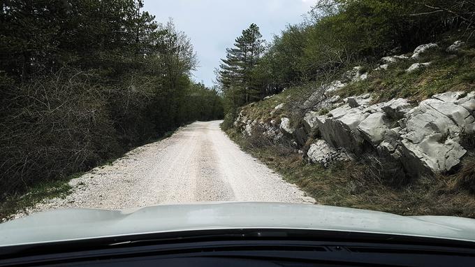 Makadamski del ceste z Nanoške planote proti Sabotinu, Podkraju in Colu | Foto: Gregor Pavšič