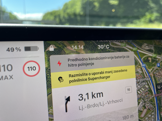 Navigacija ima podatke o zasedenosti Teslinih polnilnic. Ker v Ljubljani poteka prenova polnilnega mesta, je bila gneča precejšnja. | Foto: Gregor Pavšič