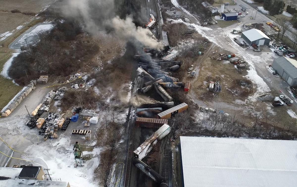 Ohio | V začetku februarja se je v kraju East Palestine iztirila vlakovna kompozicija 50 vagonov, od katerih jih je deset vsebovalo nevarne snovi. | Foto Reuters