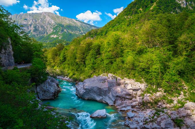 V peti oddaji S kavča na plano sta Igor in Aleš Novak raziskovala dolino reke Soče.  | Foto: 