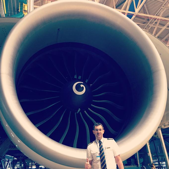 Slovenski kapitan Andraž Kosi pred motorjem boeinga 777-300 ER, ki velja za največjega in najmočnejšega v letalski industriji. Kosi bo tudi med kapitani takega letala, s katerim bodo Arabci leteli do Zagreba. | Foto: osebni arhiv Andraž Kosi