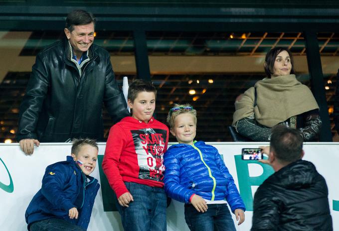Slovenski predsednik je po tekmi uslišal želje gledalcev in se nastavil njihovemu objektivu za spominsko fotografijo z mladimi navijači. | Foto: Vid Ponikvar