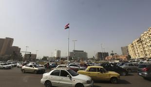 V eksploziji bombe v Kairu ubit policist