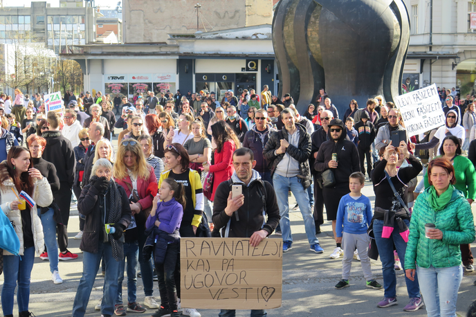 protest Maribor, 10. 4. 2021 | Na Trgu svobode v Mariboru se je danes popoldne zbralo več sto ljudi. | Foto STA