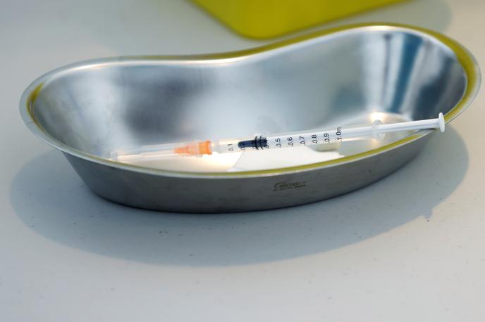 pfizer biontech cepivo | Tako raziskovanje omikrona kot prilagajanje cepiva imata nekatere enake postopke, je dodala. Kot primer so navedli načrt za izdelavo beljakovine bodice S za laboratorijske teste s psevdovirusom, s katerim potem izvajajo eksperimente. | Foto Reuters