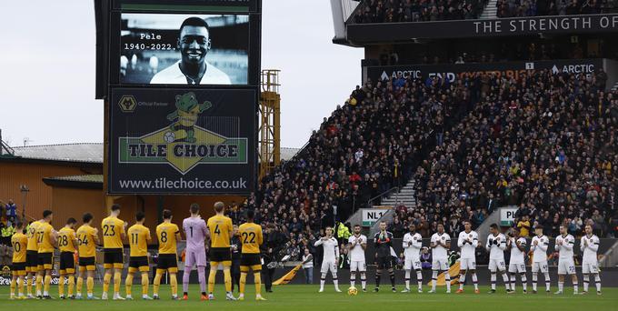 Pred dvobojem Wolverhampton - Manchester United je bila minuta molka v spomin na preminulega brazilskega legendarnega nogometaša Peleja. | Foto: Reuters