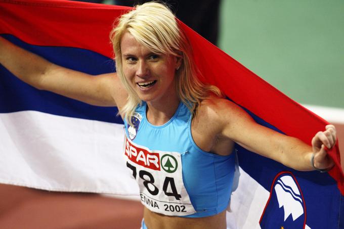 Po zmagi je pozirala s slovensko zastavo. | Foto: Reuters