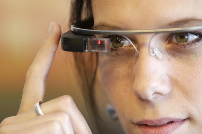 Vprašanje je, ali bi se očala Google Glass sploh dobro prodajala, saj je Google zanje nameraval zahtevati poldrugi tisočak dolarjev. | Foto: Reuters