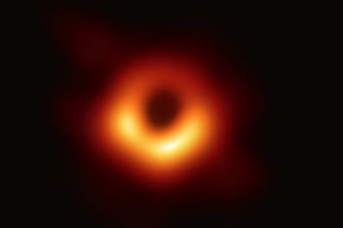 Črna luknja | Event Horizon Telescope je poskusil fotografirati dve črni luknji. Prva, katere obris vidimo na tej fotografiji, se nahaja v središču galaksije Messier 87, ki je od Zemlje oddaljena približno 55 milijonov svetlobnih let in pošastno velika, saj počez meri desetkrat toliko kot naše Osončje, njena masa pa je tolikšna kot skupna masa 6,5 milijard naših Sonc. Druga črna luknja, ki jo je opazoval Event Horizon Telescope, se nahaja v središču naše galaksije Rimske ceste. Rezultati te raziskave bodo znani v kratkem, so obljubili znanstveniki. | Foto Event Horizon Telescope