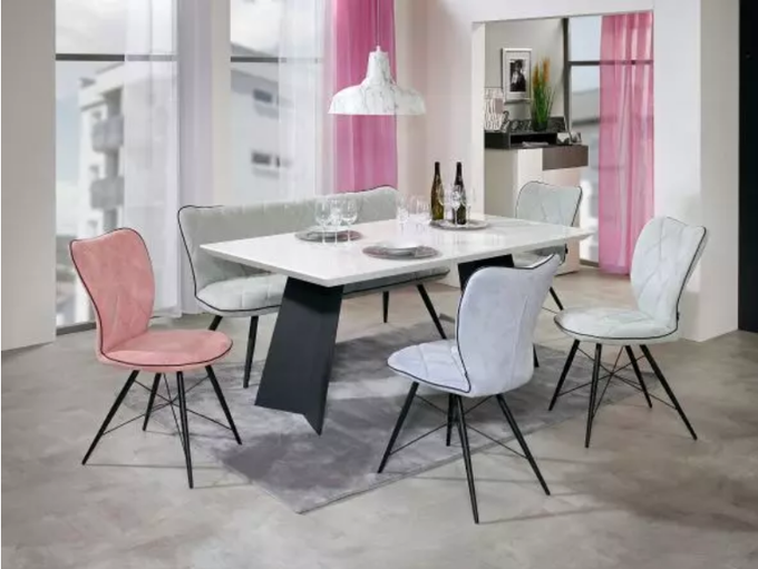 Stoli vseh oblik, velikosti in dizajnov so nepogrešljiv del vsakega doma. Če želite, da nekoliko izstopajo in pripomorejo k ustvarjanju unikatnega sloga v vašem domu, potem izberite stol, ki ga odlikuje zanimiv dizajn. | Foto: 