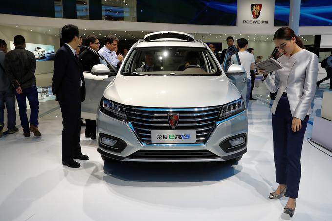 SAIC je največji kitajski proizvajalec avtomobilov, ki ima skupna podjetja z Volkswagnom in General Motorsom. SAIC je lani prodal 5,6 milijona vozil, od katerega pa so njihove kitajske znamke predstavljale le okrog šest odstotkov prodaje. Z znamkama MG (na osnovi bankrotiranega britanskega MG Roverja) in Roewe (na fotografiji njihov avtomobil ERX5) želijo to spremeniti. | Foto: Reuters