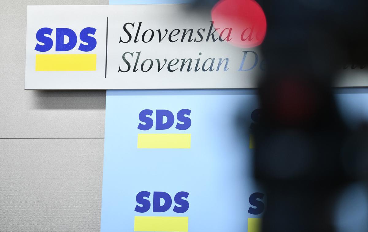 SDS | SDS je vložila še predloga posvetovalnih referendumov o nastanitvah nezakonitih migrantov v Sloveniji in o zaupanju v vlado Roberta Goloba. | Foto STA
