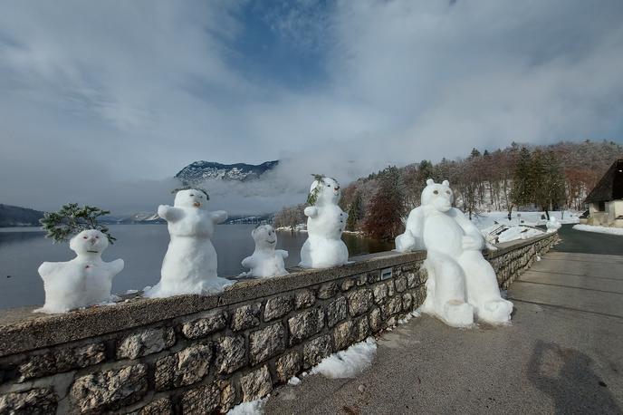 Bohinj snežaki | Na mostu pri cerkvi svetega Janeza, simbolu Bohinja, je povsem spontano nastala prava snežna atrakcija.  | Foto Alenka Teran Košir