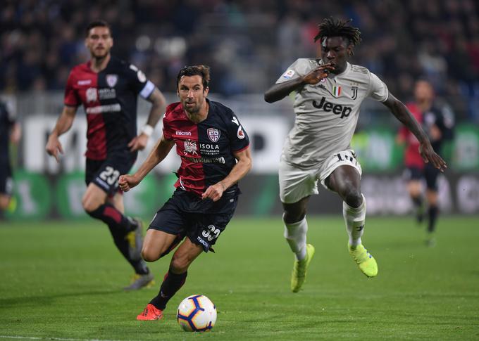 V zadnji sezoni je zaigral v serie A za Cagliari, pri katerem si je slačilnico delil tudi z nekdanjim slovenskim reprezentantom Valterjem Birso. | Foto: Reuters