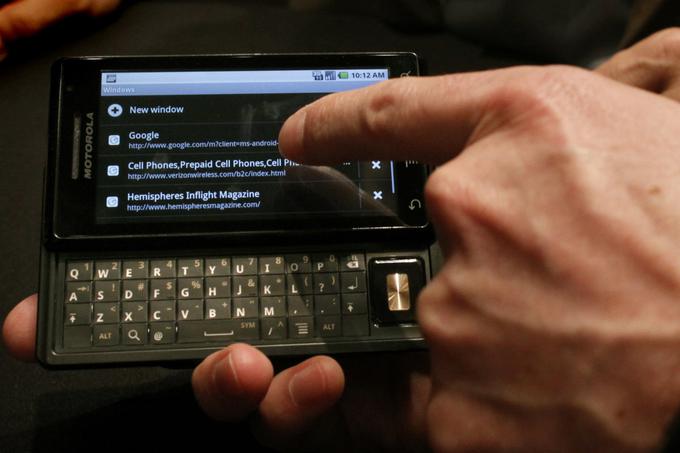 28. oktober 2009, predstavitev pametnega telefona Motorola Droid v New Yorku. Ironično na tej fotografiji na zaslonu naprave piše "Windows", a gre le za meni z odprtimi okni, ne ime operacijskega sistema. To je bil Android. | Foto: Reuters