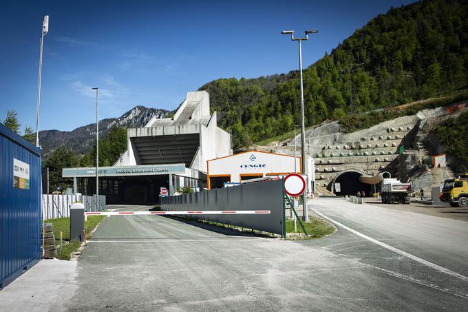 Pred avtocestnim predorom Karavanke (levo) je na obeh straneh večkilometrski zastoj, zato ga občasno zapirajo (fotografija je simbolična). | Foto: Ana Kovač
