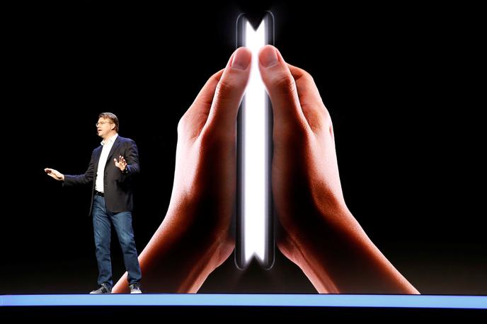 Samsung, pametni telefon, upogljiv zaslon | Prototip pametnega telefona z upogljivim zaslonom je "debitiral" na Samsungovi konferenci za razvijalce aplikacij in uporabniških vmesnikov Samsung Developer Conference 2018. | Foto Reuters